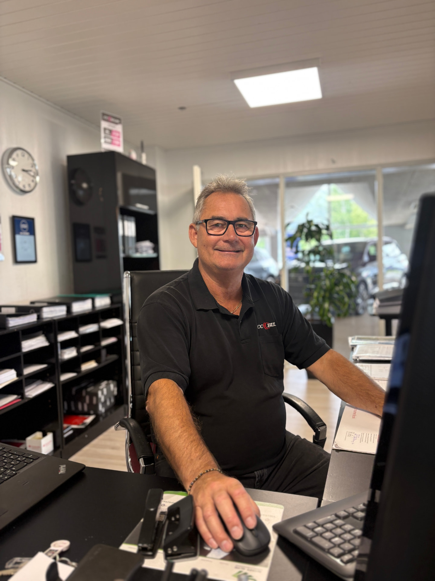 Carsten Christensen, stifter og indehaver af CC Biler, ved sit skrivebord i showroomet