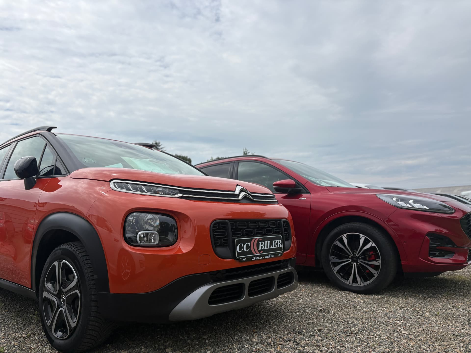 Brugte biler med CC Biler-nummerplader på pladsen i Middelfart