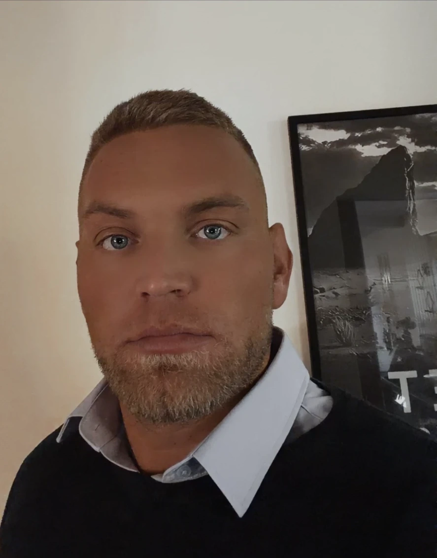 Steffan Frederiksen, sælger hos CC Biler, på kontoret i Middelfart