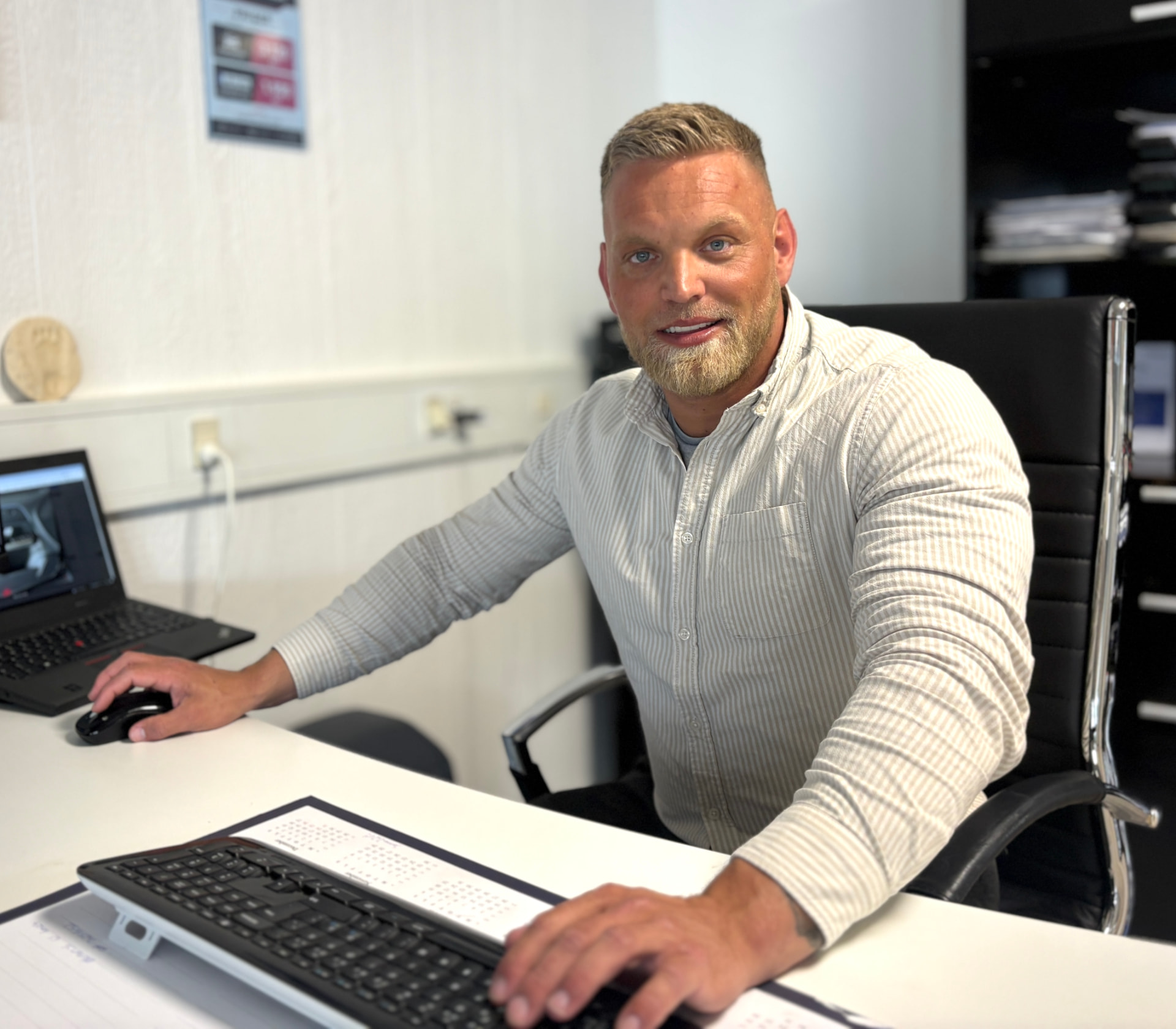 Steffan Frederiksen, sælger hos CC Biler, på kontoret i Middelfart